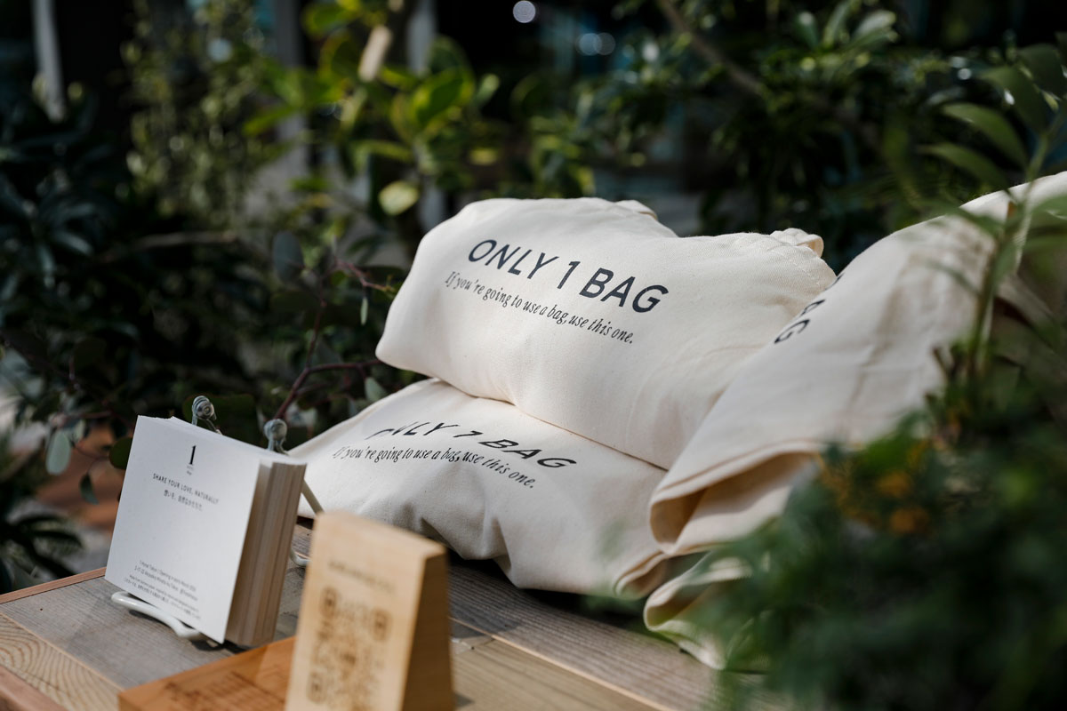 「ONLY 1 BAG - if you're going to use a bag, use this one」のメッセージが印字されたオリジナルトートバッグ