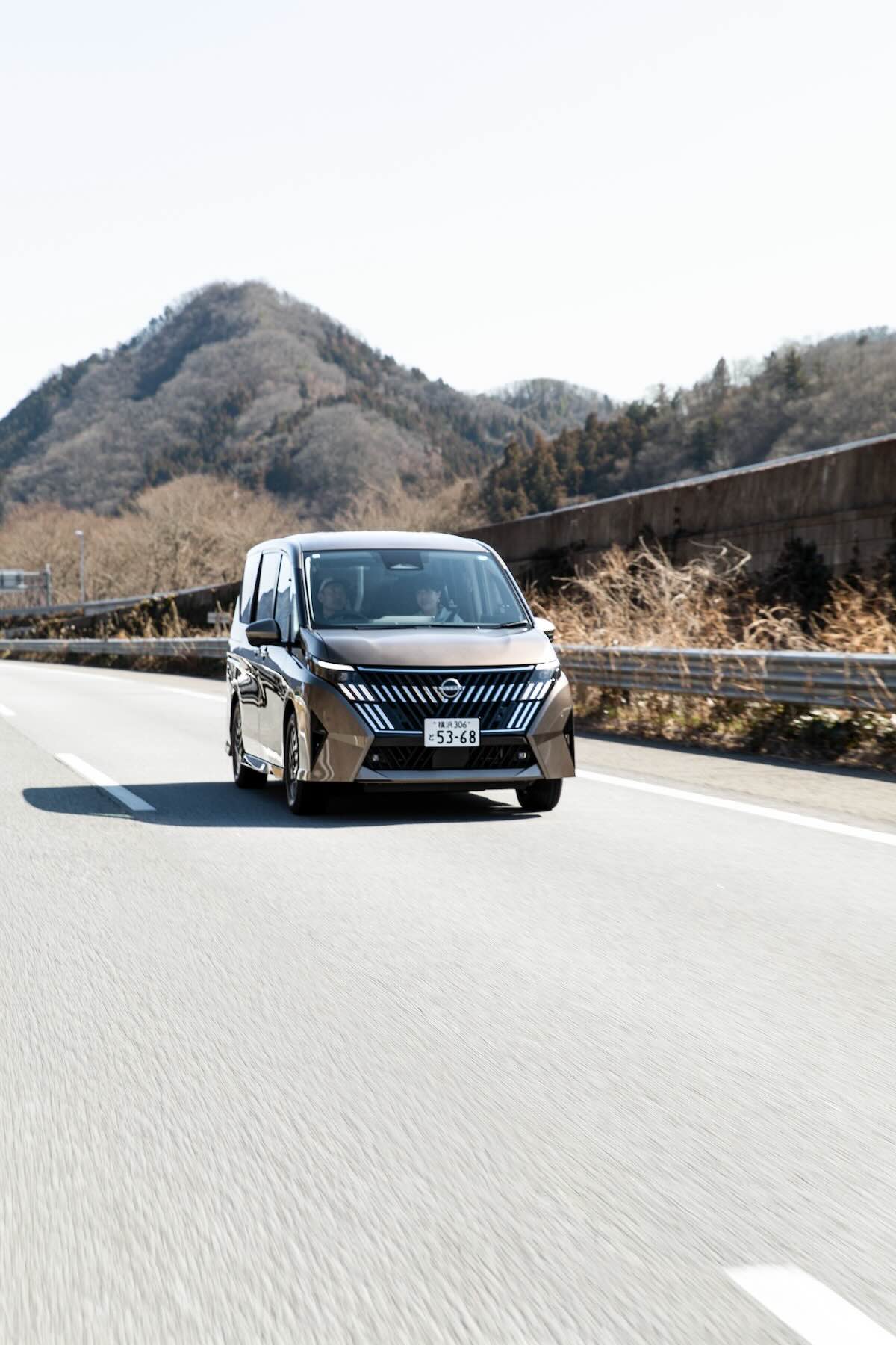 道路で走行中の〈セレナ LUXION〉