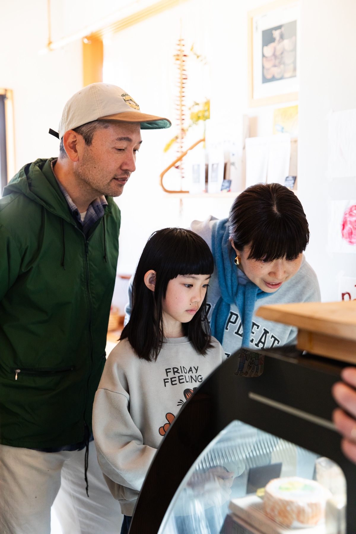 店内でチーズを選ぶジェリーさん一家