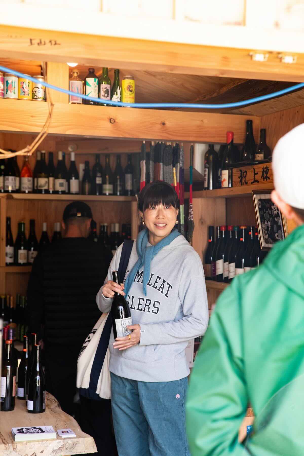 ワインを選ぶ潤子さん