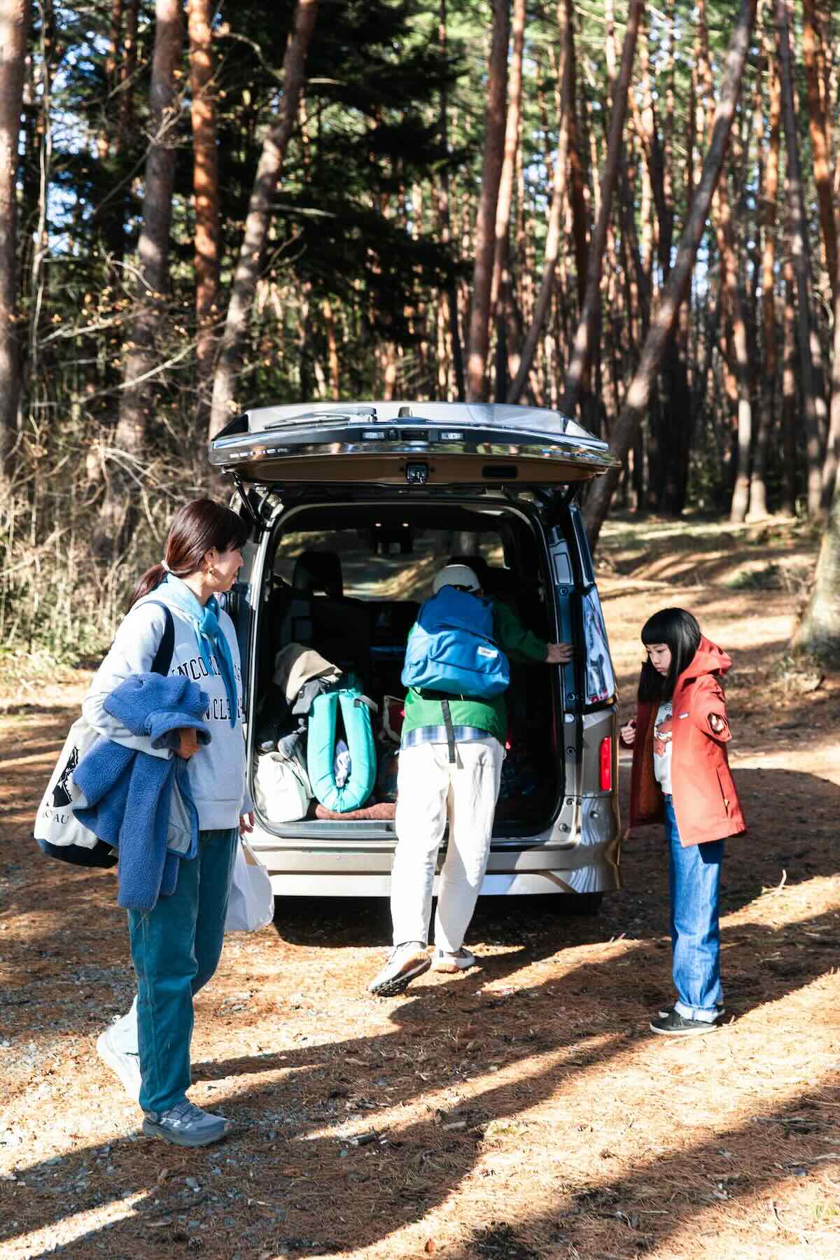 荷物を積み込むジェリーさん一家