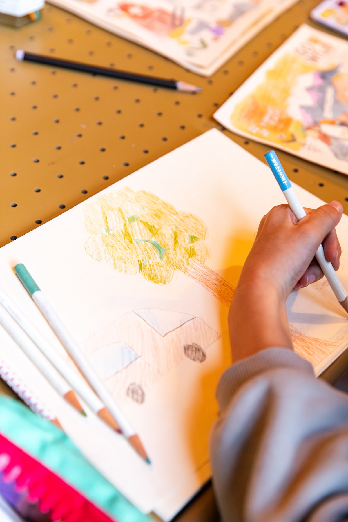 画用紙に描かれた〈セレナ LUXION〉