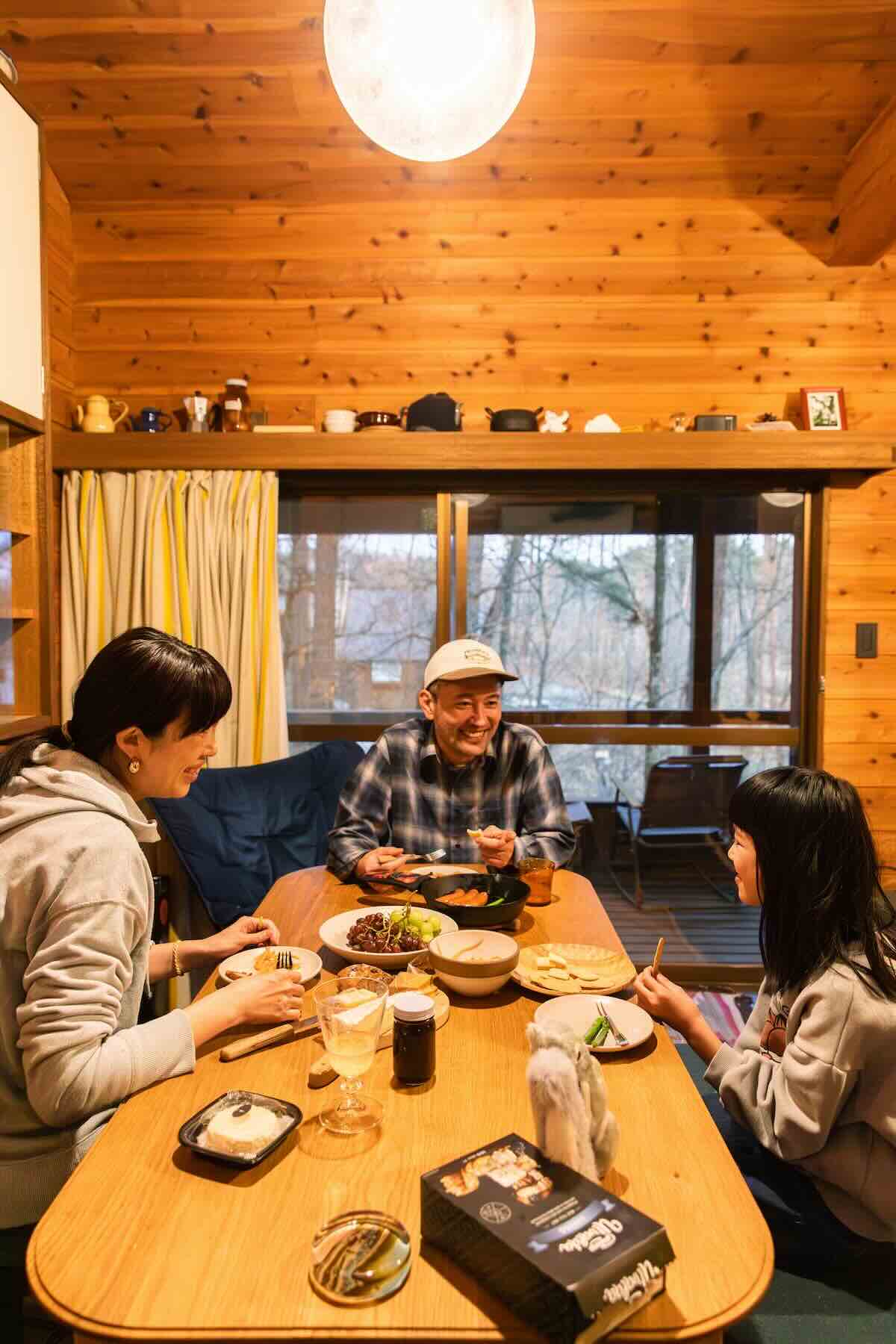 食卓を囲むジェリーさん一家