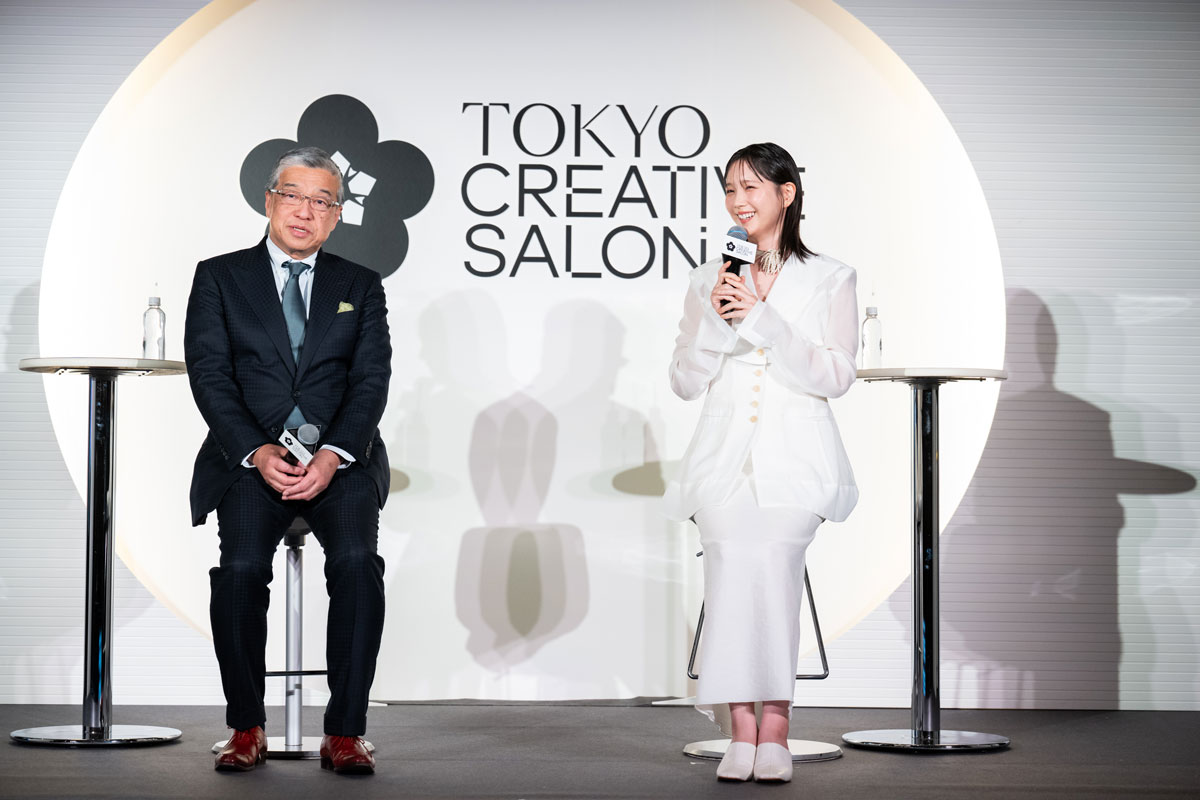 実行委員会会長の大西洋さん(左)、女優の本田翼さん(右)