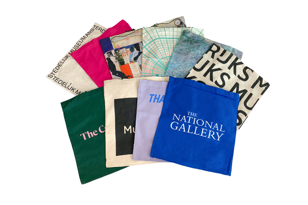 さまざまな美術館から集められたデザインのトートバッグ