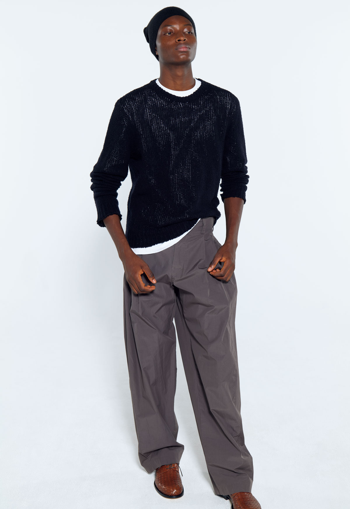 The Rowのシルクニット、Tシャツ、コットンパンツ、カシミヤニットキャップ、カーフレザーシューズ