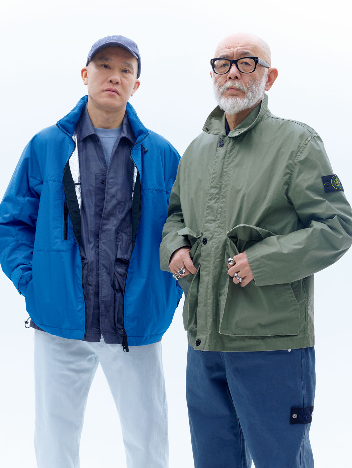 左／テクニカルジャケット、ショートスリーブシャツ、Tシャツ、デニムパンツ、キャップ 右／ワックスドコットンジャケット、デニムオーバーオール