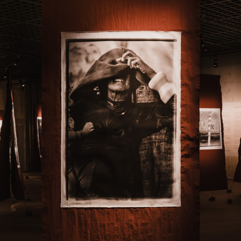 写真展『Threads of Beauty 1995‐2025 ― 時をまとい、風をまとう。』高木由利子が30年にわたって撮り歩いた「服と人間の関係の原点」