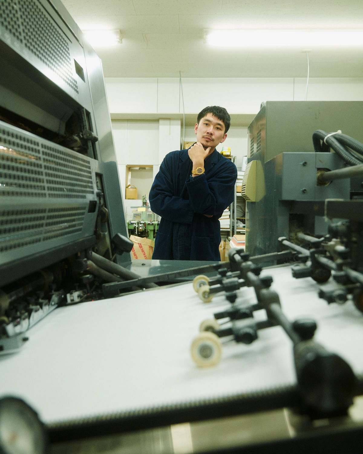 〈TOP Factory〉で色校正のチェックしている様子