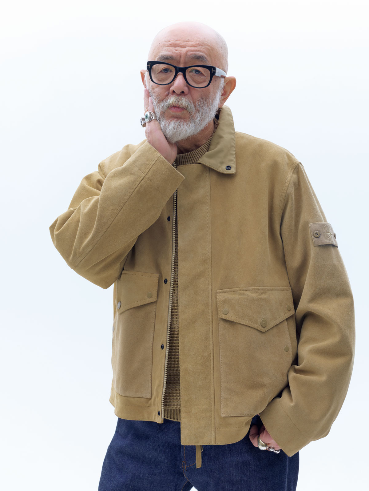 STONE ISLANDのスエードジャケット、クルーネックニット、デニムパンツ