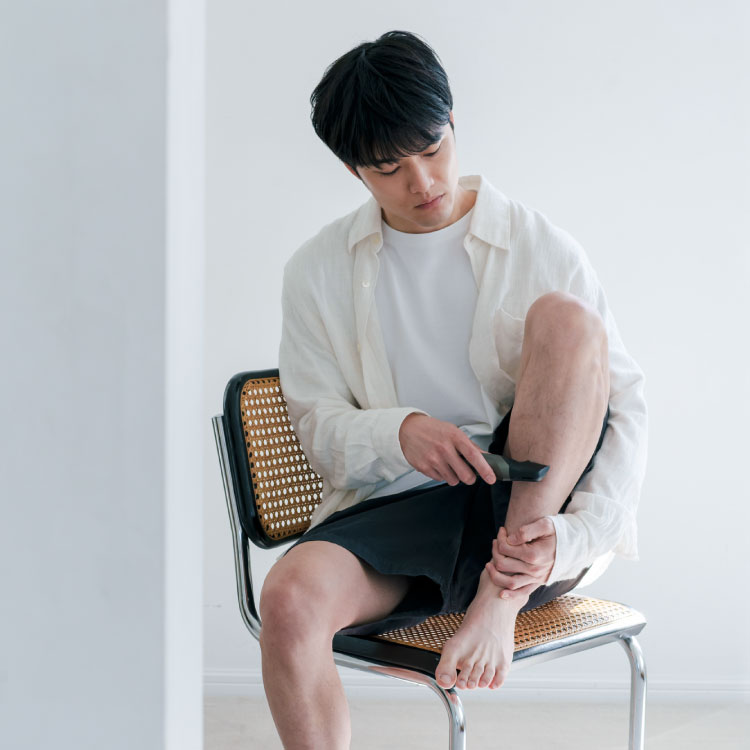 Panasonicのボディトリマー「ER-GK83」を使用する入江甚儀