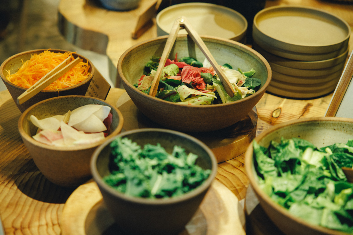 〈シックスセンシズ 京都〉のシーズナルダイニング〈Sekki(節気)〉で提供されるサラダ