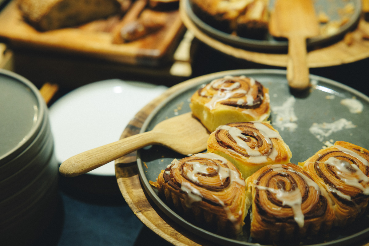 〈シックスセンシズ 京都〉のシーズナルダイニング〈Sekki(節気)〉に並ぶパン