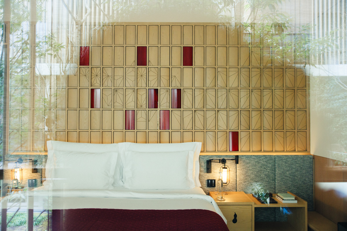 『金網つじ』の京金網で作られたベッドサイドランプ