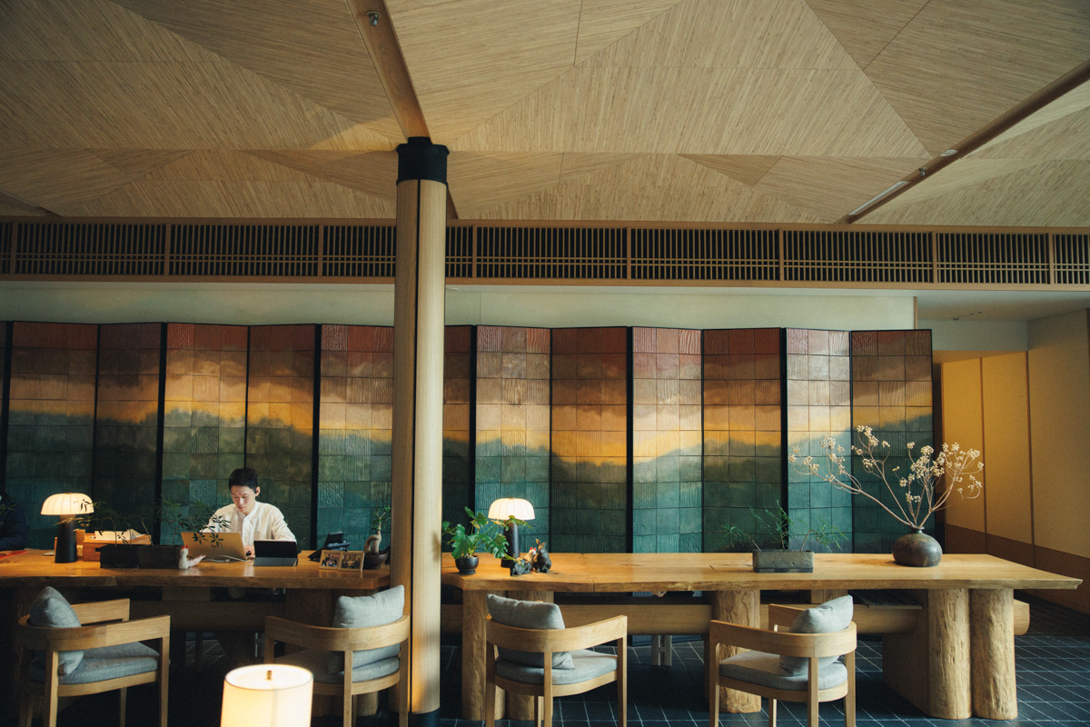 〈シックスセンシズ 京都〉のロビーエリア