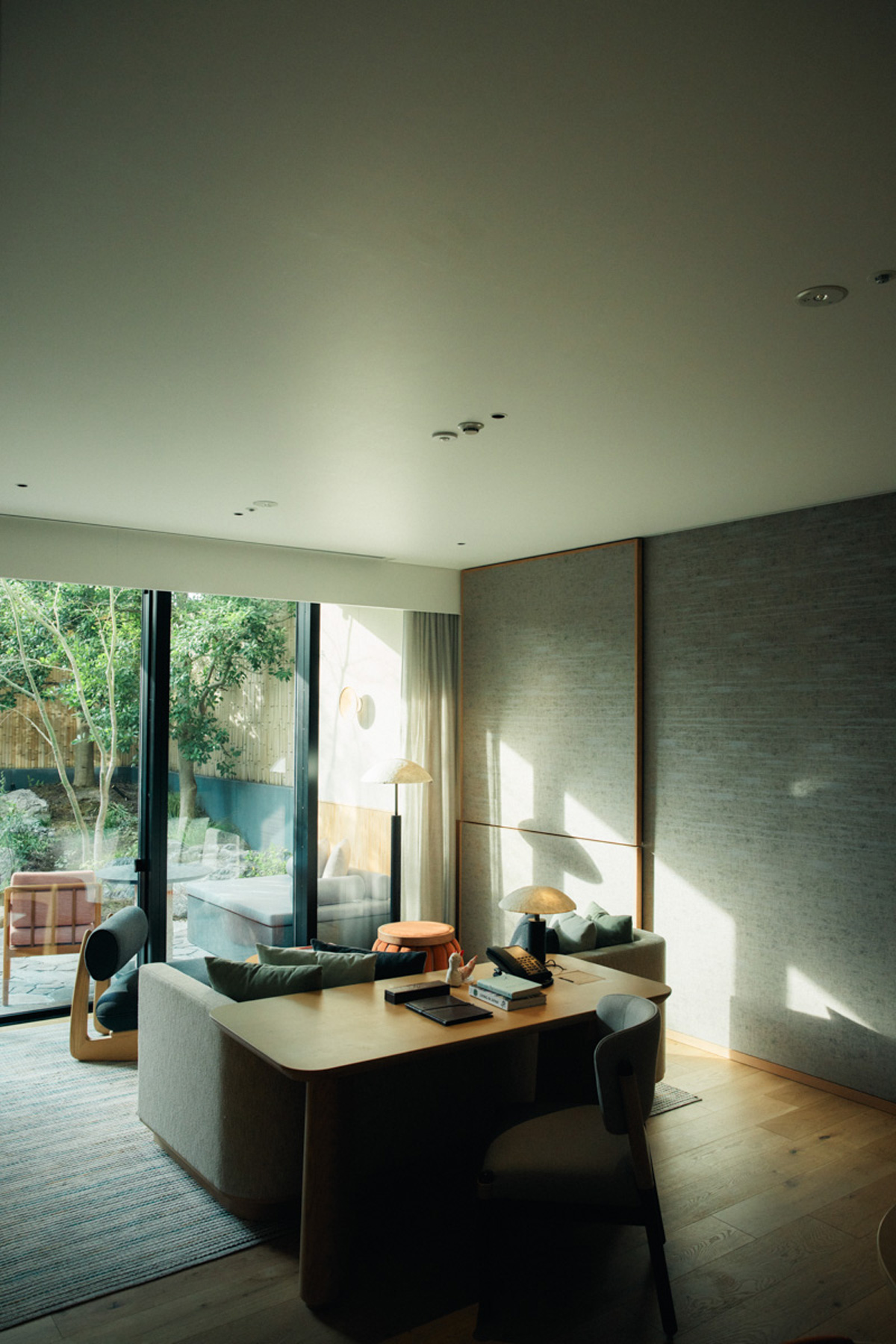 「プレミアム スイート ガーデン ツイン」のリビングルーム。