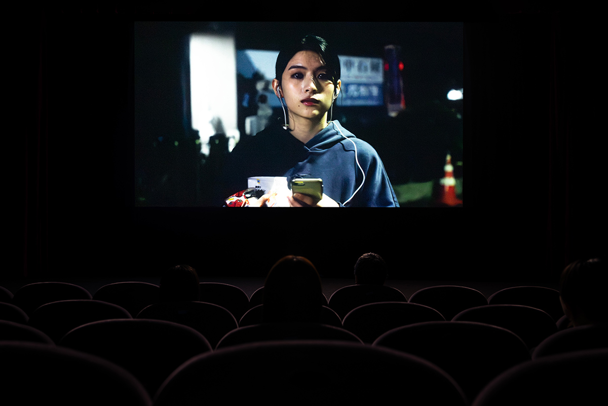 真剣な眼差しでスクリーンを見つめる,
是枝裕和監督、古川葵監督、首藤凜監督、田中さくら監督。