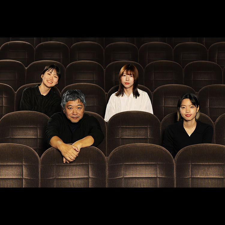 映画館の座席に座っている是枝裕和監督、古川葵監督、首藤凜監督、田中さくら監督。
