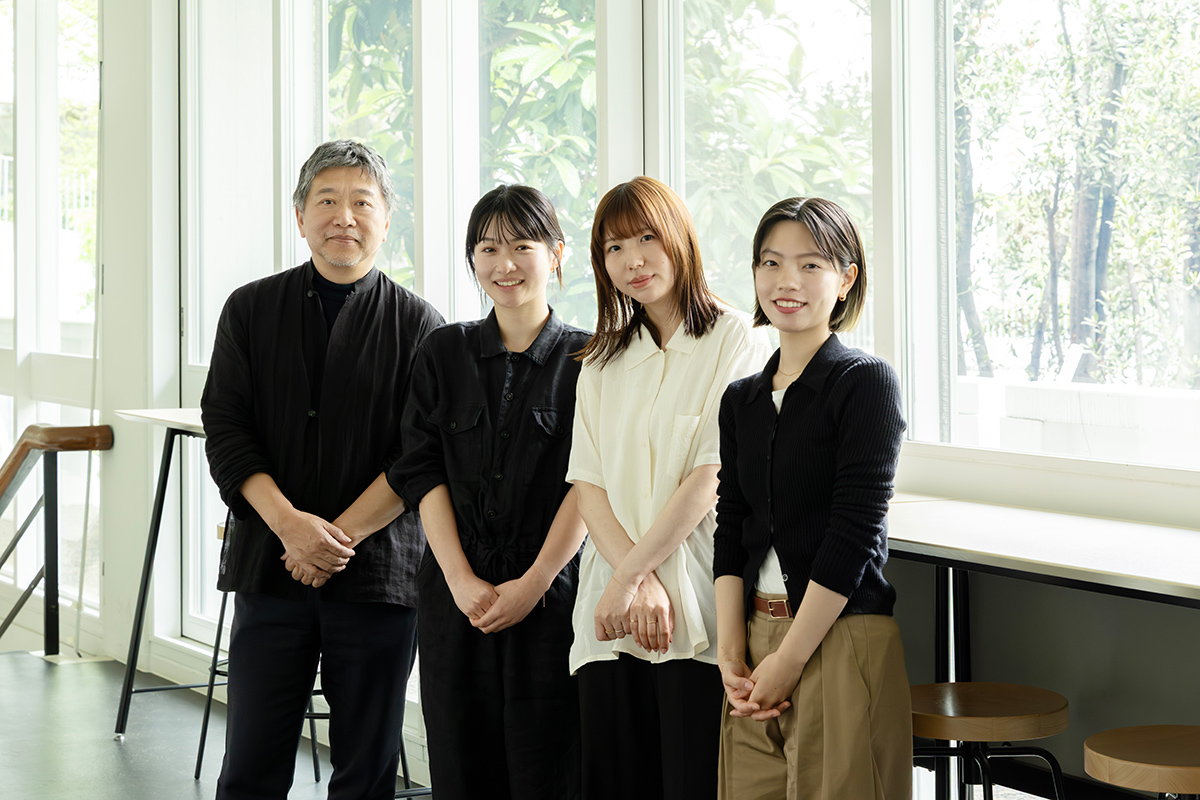 左から是枝裕和監督、古川葵監督、首藤凜監督、田中さくら監督