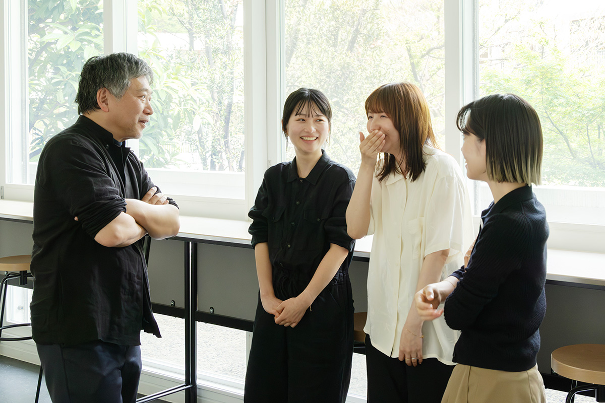 会話をする是枝裕和監督、古川葵監督、首藤凜監督、田中さくら監督。