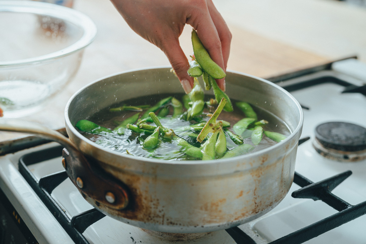 枝豆を茹でる様子