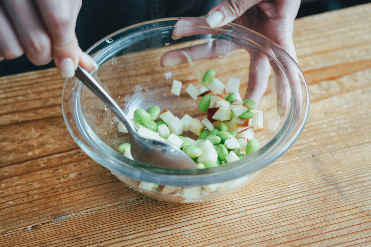 切った野菜を混ぜる様子