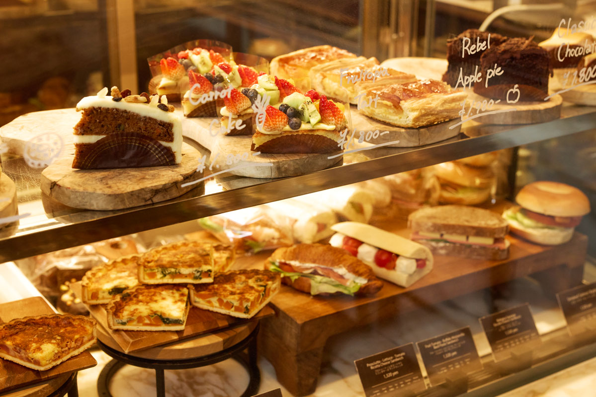 〈ザ・ジョーンズ カフェ＆バー〉のショーケース