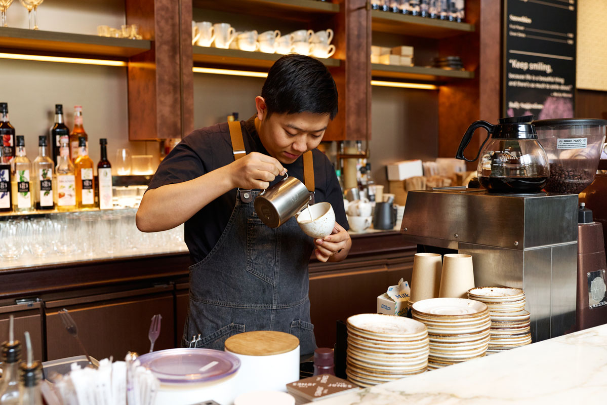 渾身の1杯を仕上げるバリスタ