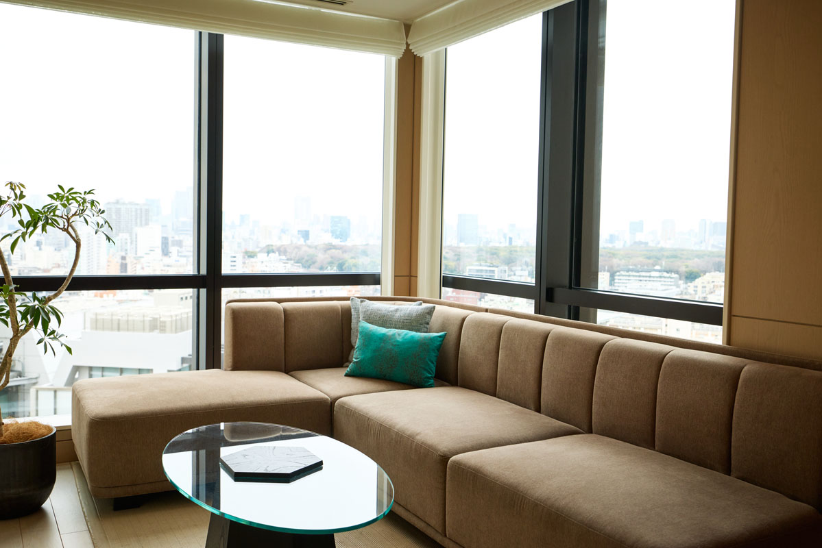 プレミアムスイートツインの窓際のソファー