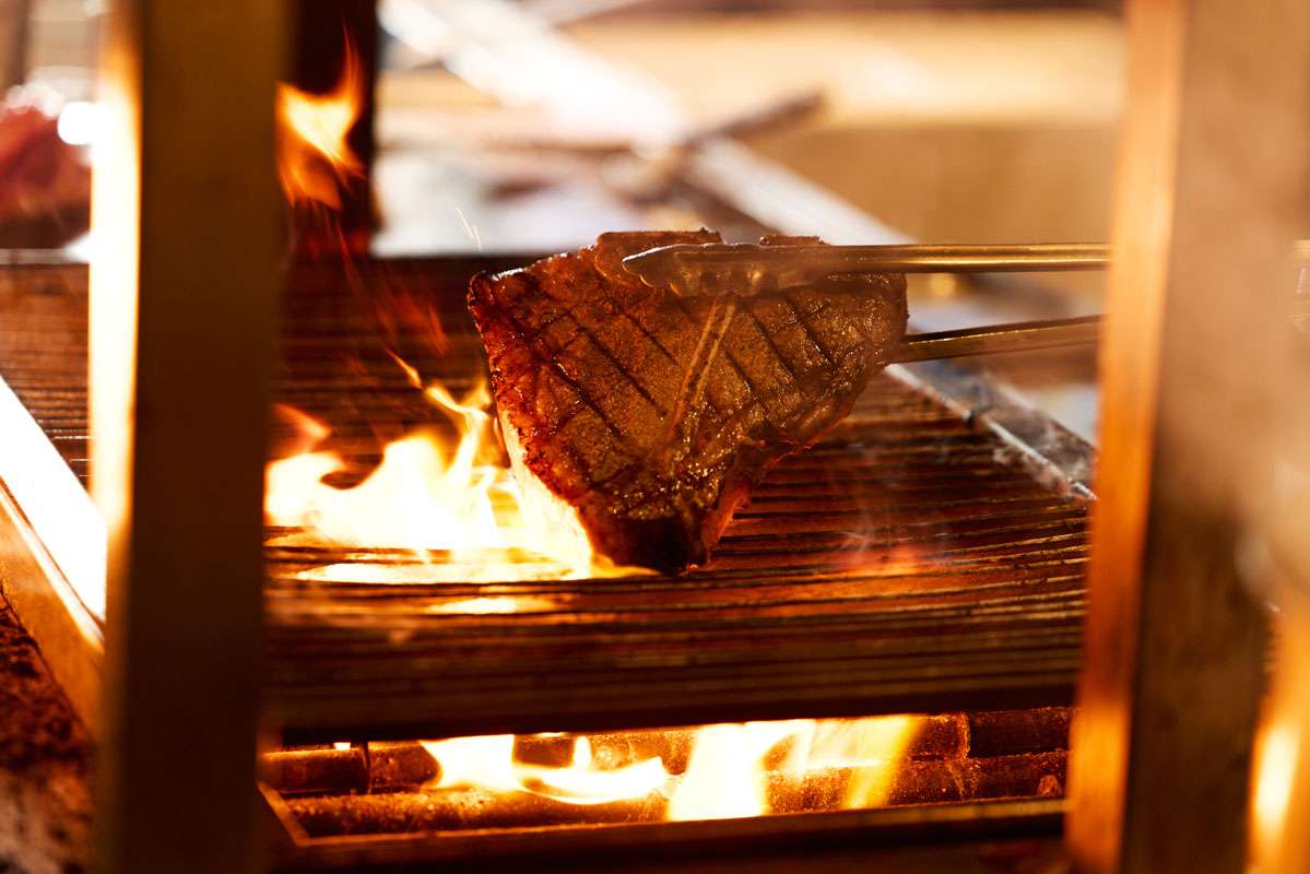 ステーキを焼く様子