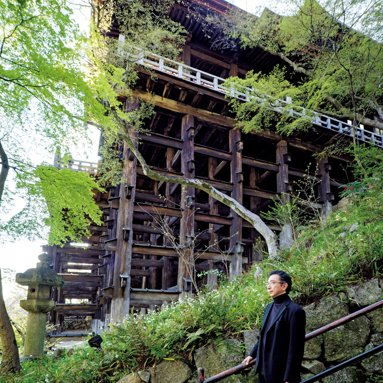 〈大屋根リング〉のヒント、懸造の舞台で答え合わせ。建築家・藤本壮介と訪れる、国宝〈清水寺本堂〉