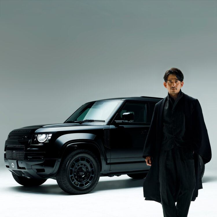 岡田准一とDEFENDER OCTA BLACK