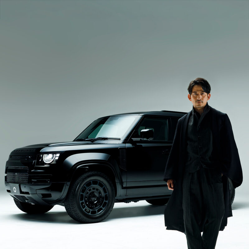 岡田准一とDEFENDER OCTA BLACK