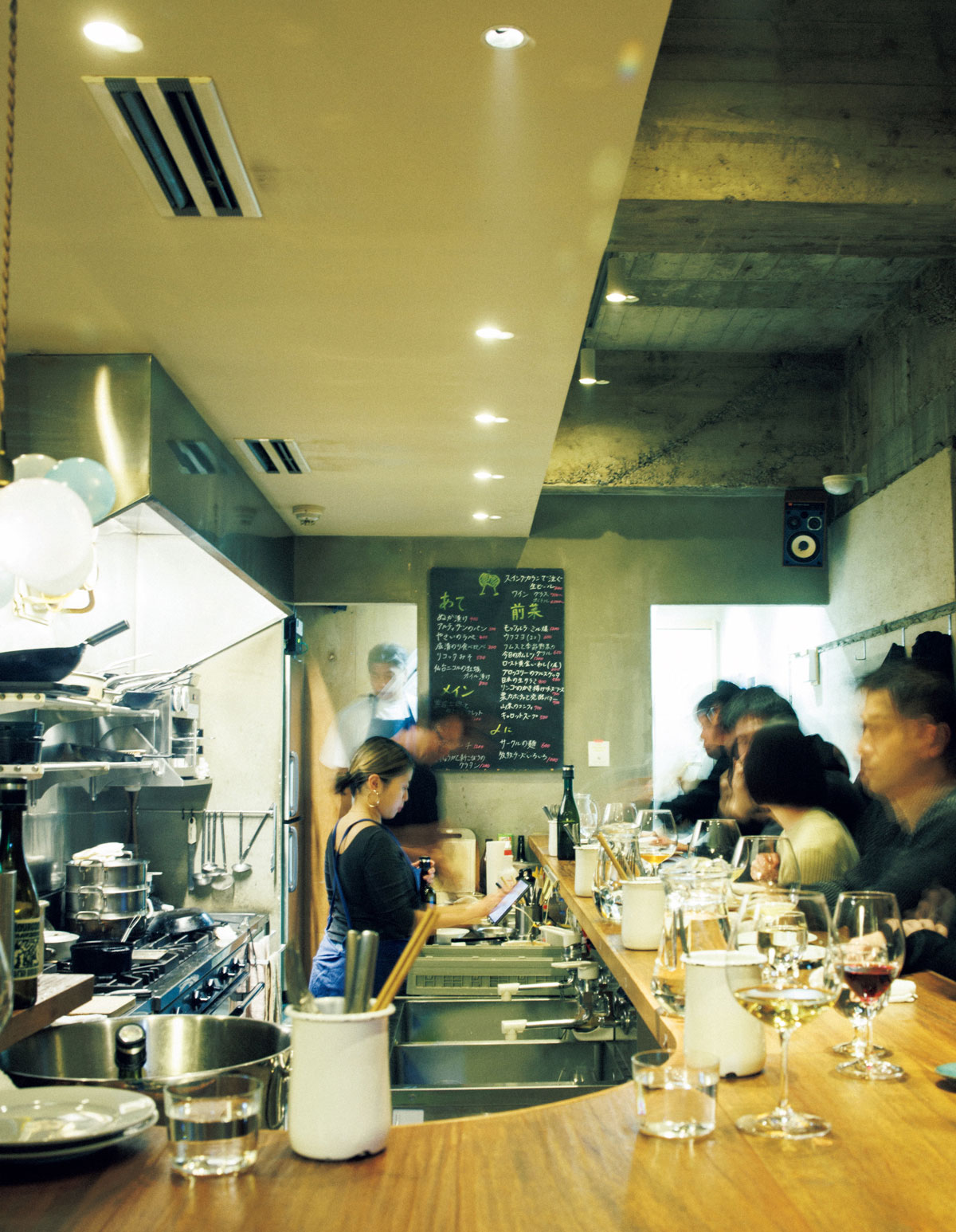 〈酒場サークル〉内観