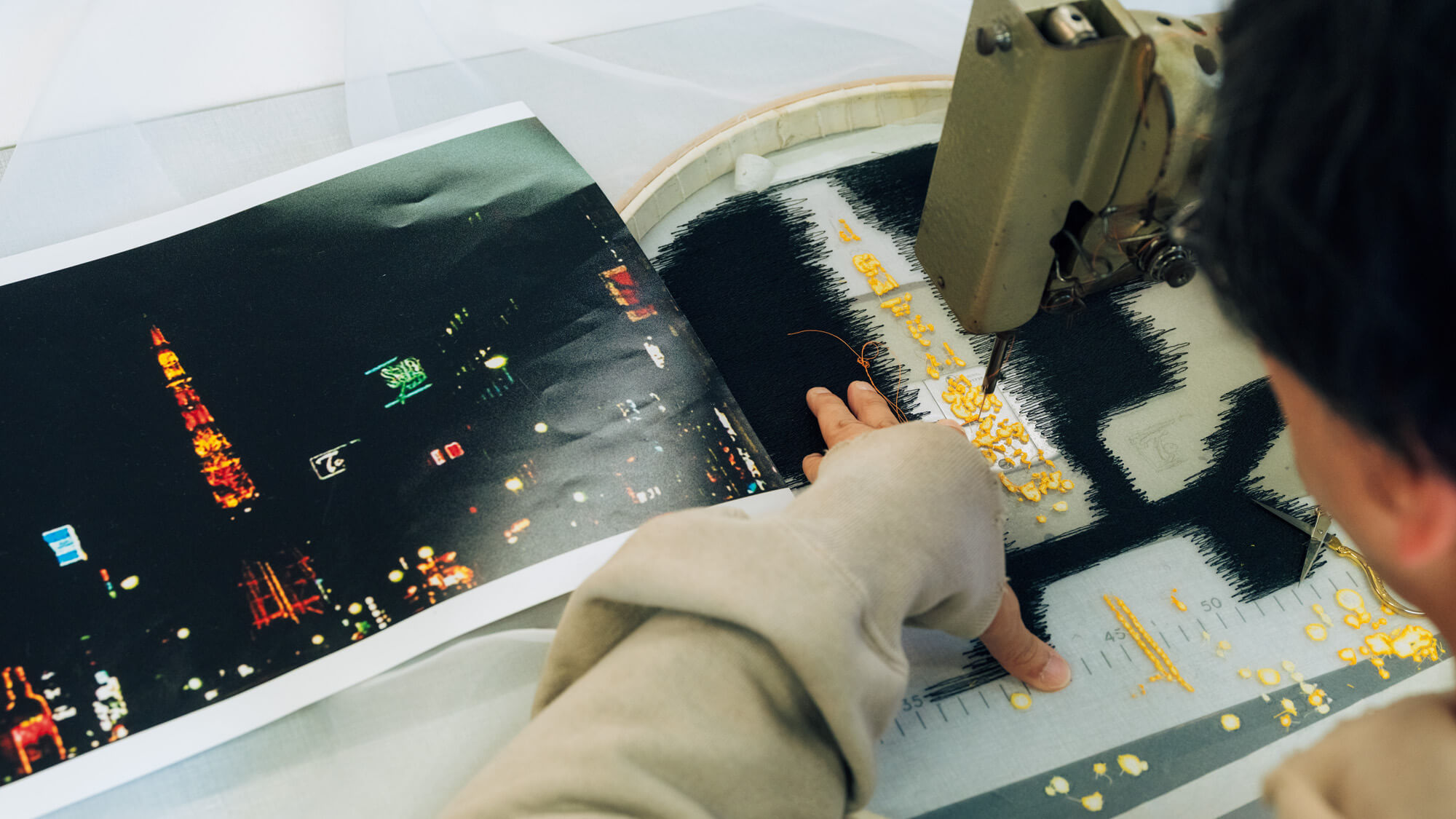 なぜ、お金を描くのか。現代美術家・青山悟が、工業用ミシンを使った
