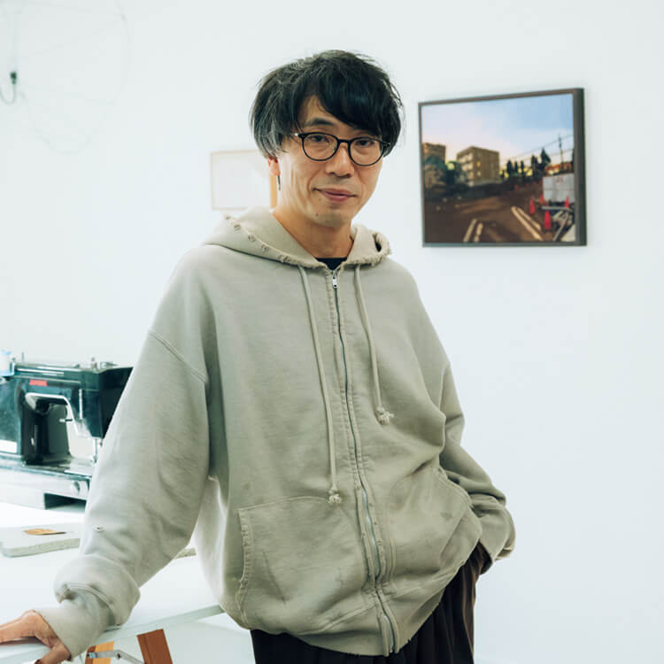 なぜ、お金を描くのか。現代美術家・青山悟が、工業用ミシンを使った刺繍作品で伝えたいこと