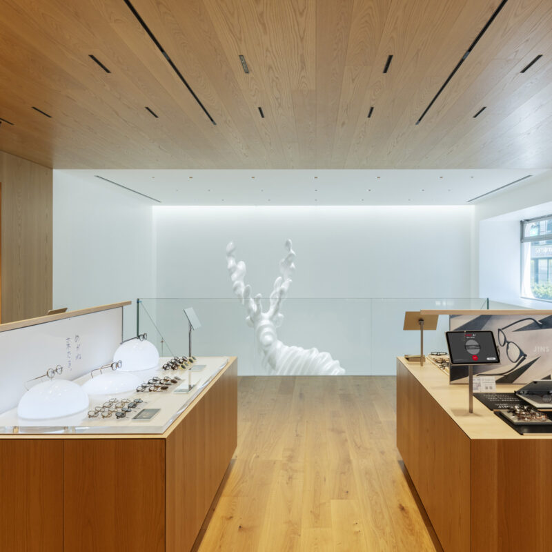 〈JINS〉初のグローバル旗艦店「JINS銀座店」が誕生。藤本壮介の建築と名和晃平の作品が共鳴する空間へ