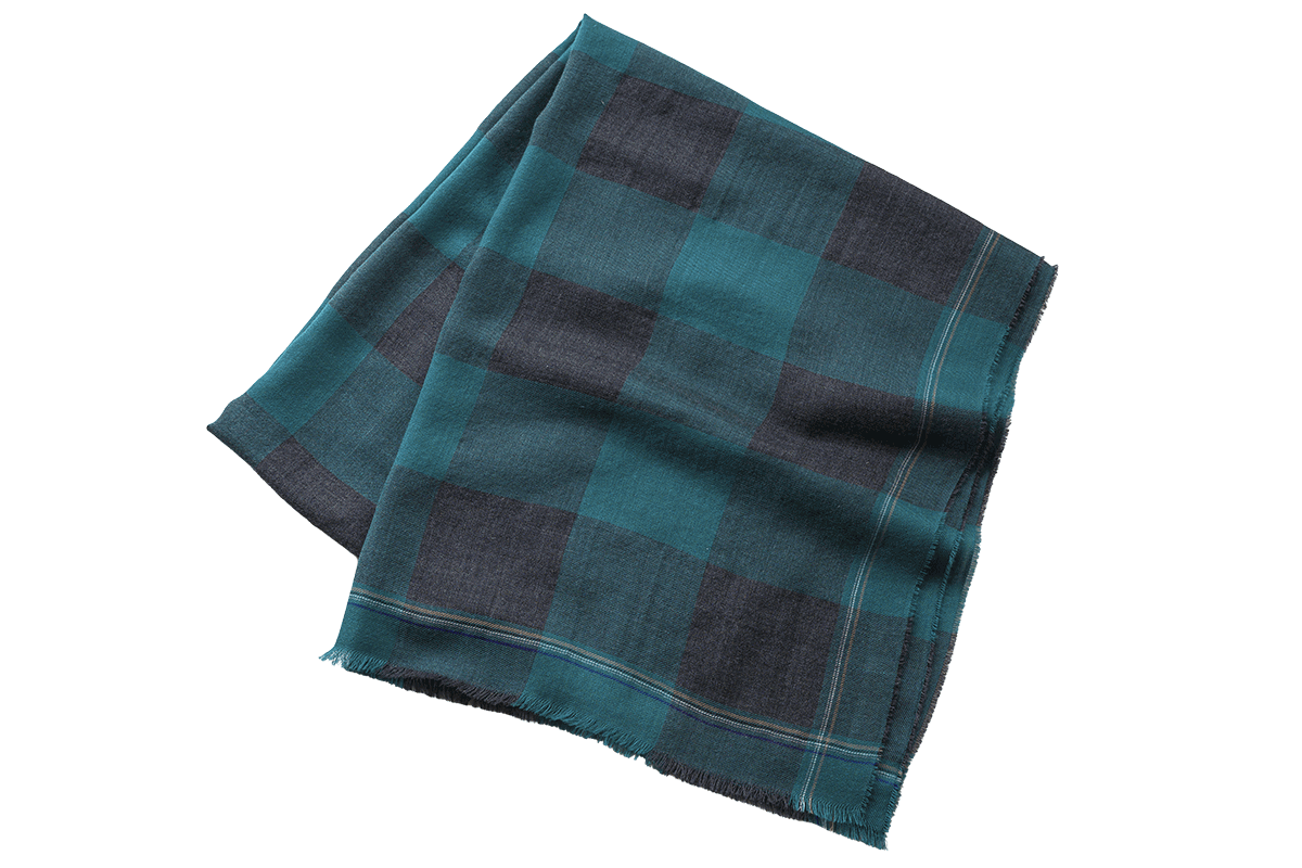 〈ジョンストンズ オブ エルガン〉の大判ストール