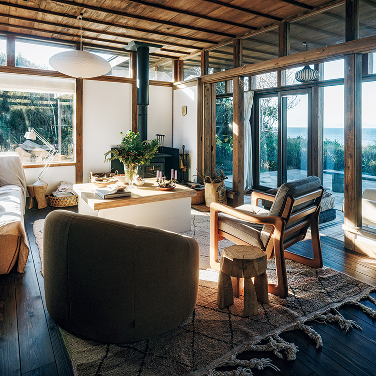 時代や背景の異なる椅子が共存する、住まいの風景。〈DAMDAM〉ファウンダーの家の椅子