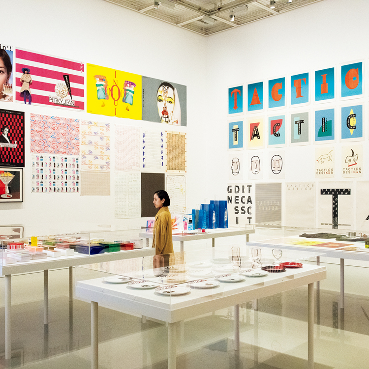 文字が遊び、絵が踊る。デザイナーの田中せりと『うたう仲條 おどる仲條−文字と画と、資生堂と』展を見る