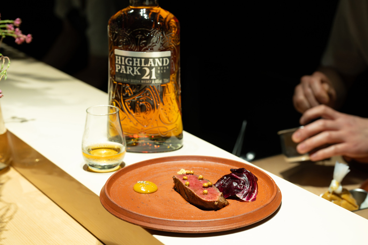 〈ハイランドパーク〉「21年」と合わせて提供された鹿肉