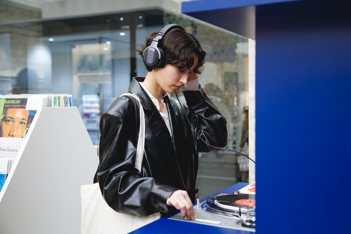 ターンテーブルでレコードを視聴する様子。