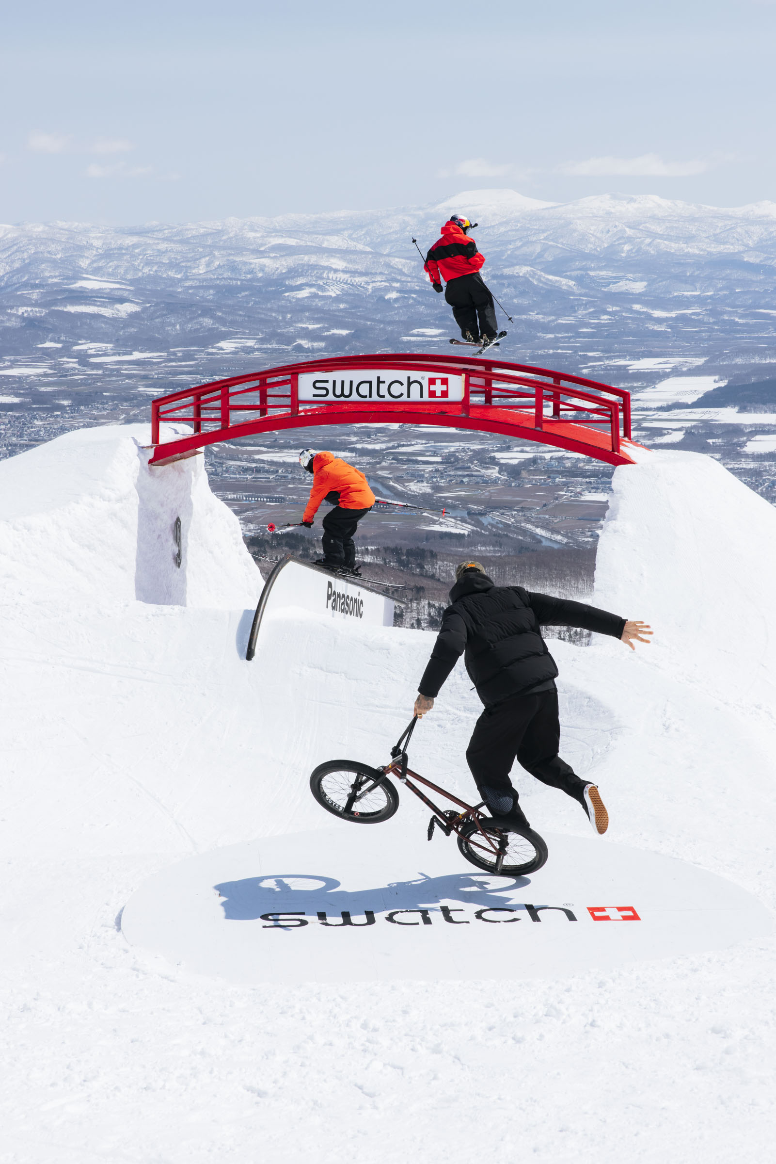 スウェーデンのジェスパー・ジェイダー（上）とスイス出身のニコ・ヴィニエ（下）が、セットアップに設置されたブリッジを使いトリックを決める。