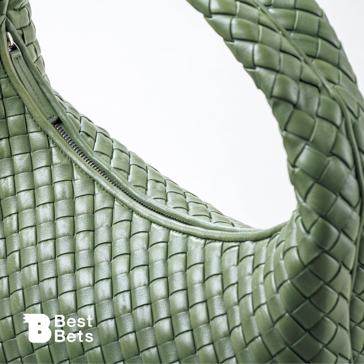 原点回帰したイントレチャート。〈BOTTEGA VENETA〉のサックバッグ：Brutus Best Bets