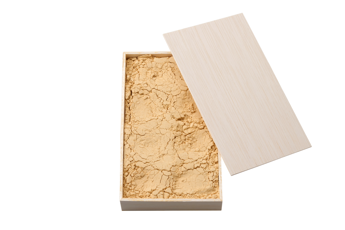 きなこがいっぱいに入った〈ツバメヤ日本橋店〉のわらび餅