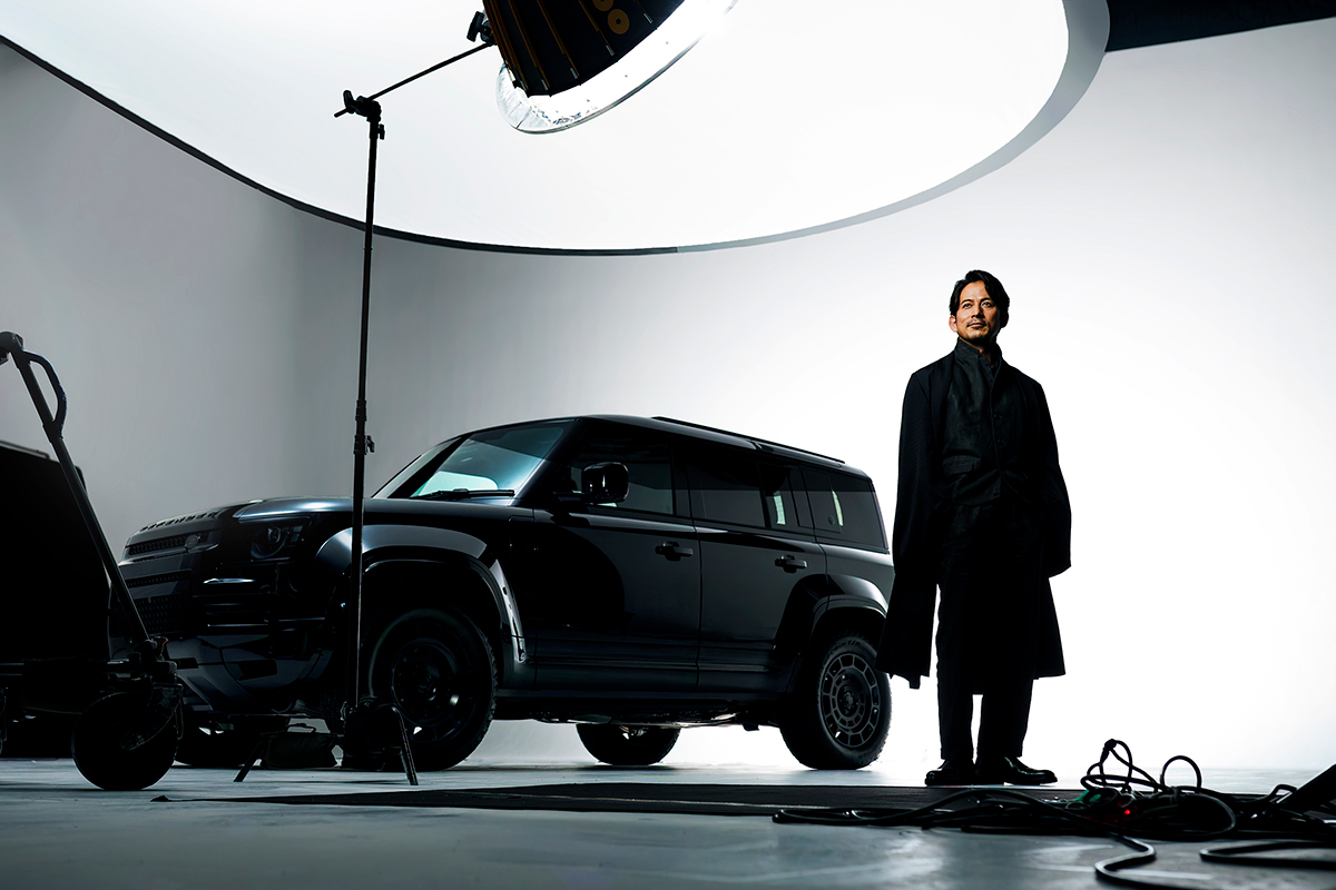 岡田准一とDEFENDER OCTA BLACK