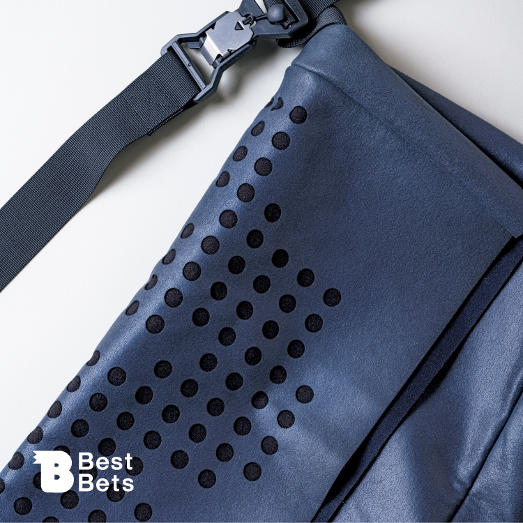 レザーカットで仕立てる。〈SAVVAS ALEXANDER〉のショルダーバッグ：Brutus Best Bets