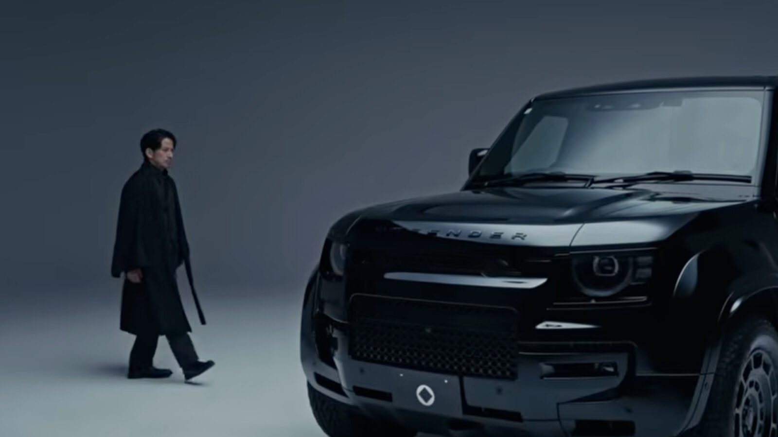 DEFENDER × 岡田准一。両者が示す“フィールドを超越する”在り方