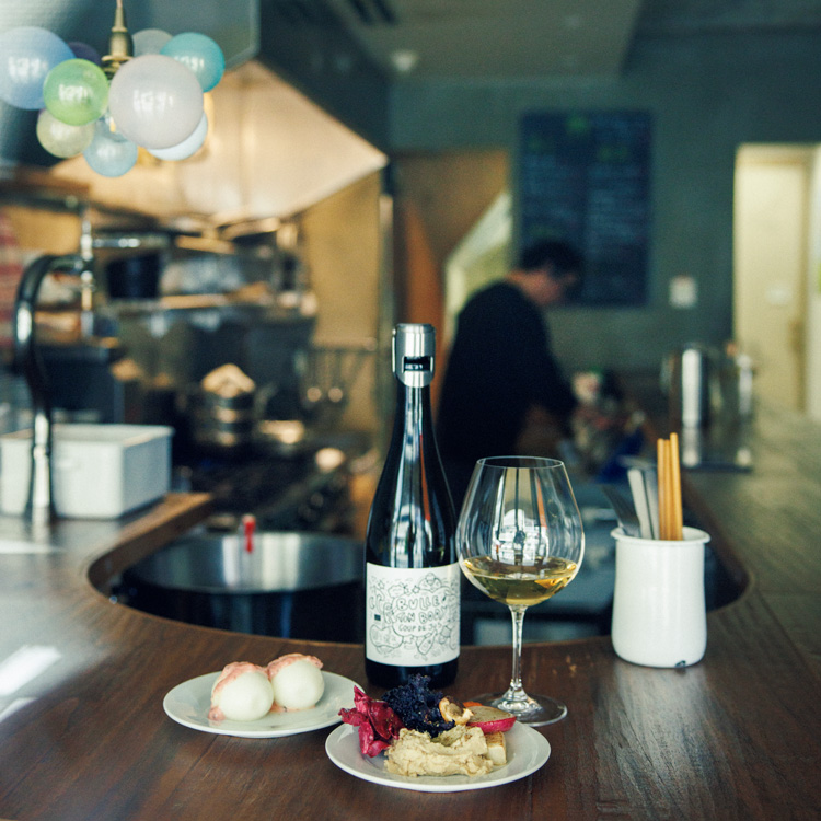 料理とワインが響き合う、みんなの止まり木。福岡〈酒場サークル〉