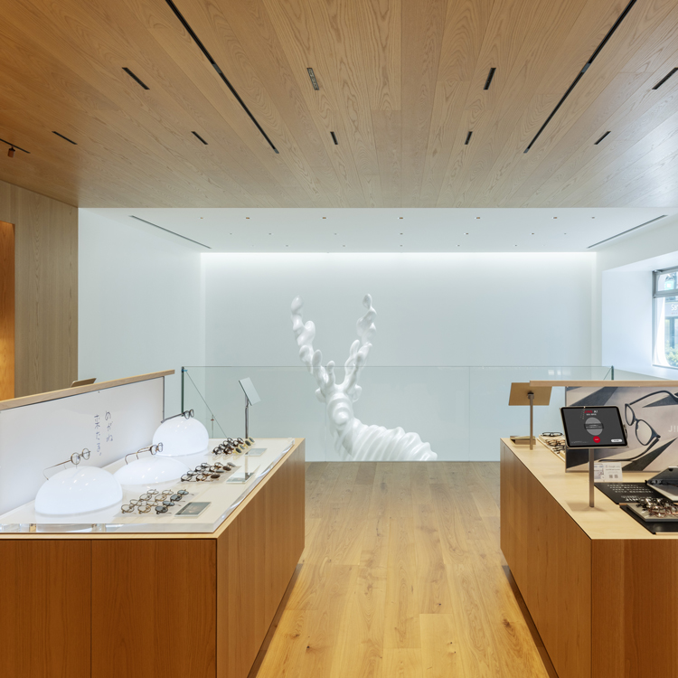 JINS銀座店の店内から見る彫刻家・名和晃平による作品